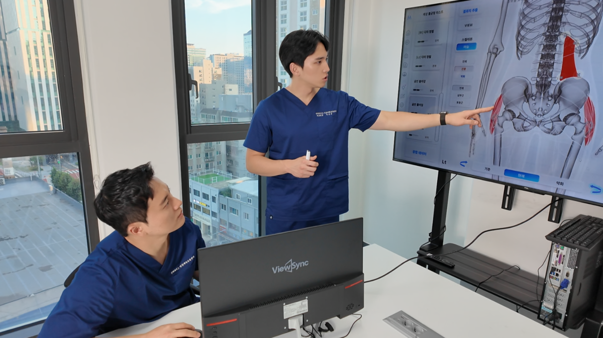 똑똑케어 팀원들이 회의하는 모습 또는 서비스 진행 장면